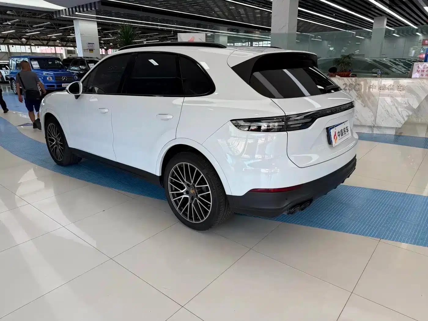 2023 Cayenne 3.0T Platinum Edition — миниатюра 4
