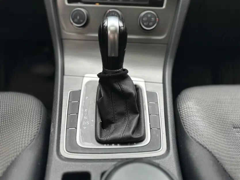 Volkswagen Golf 2016 1.6L Automatic Comfort Model — миниатюра 22