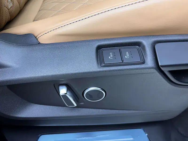 Audi Q6 2024 45TFSI quattro Qiyun Edition Yulin Package 6-seater — миниатюра 20