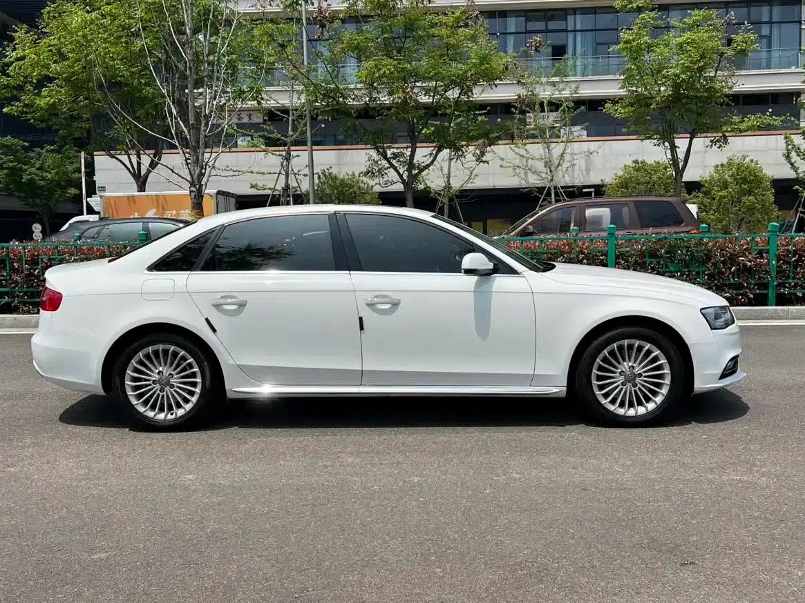 Audi A4L 2016 35 TFSI Classic Edition Automatic Standard Model — миниатюра 16