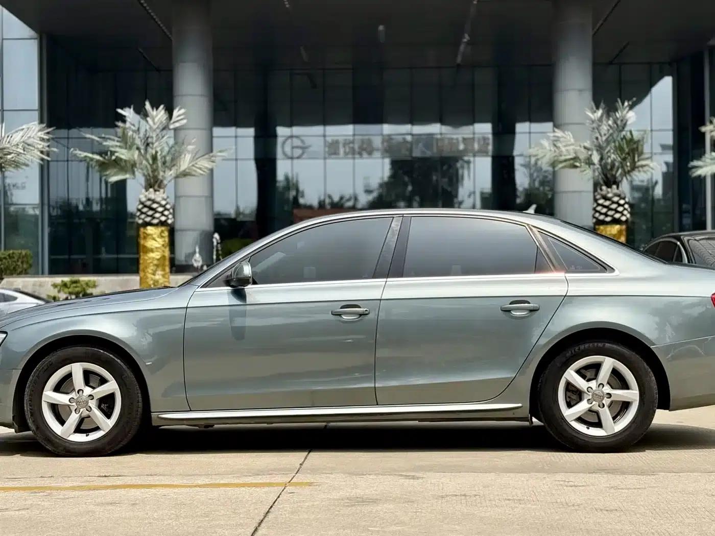 Audi A4L 2013 35 TFSI Automatic Standard Edition — миниатюра 12