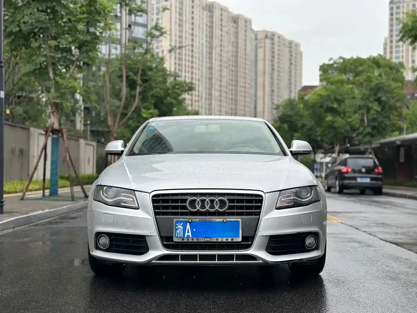 Audi A4L 2011 2.0 TFSI Standard Edition — миниатюра 2