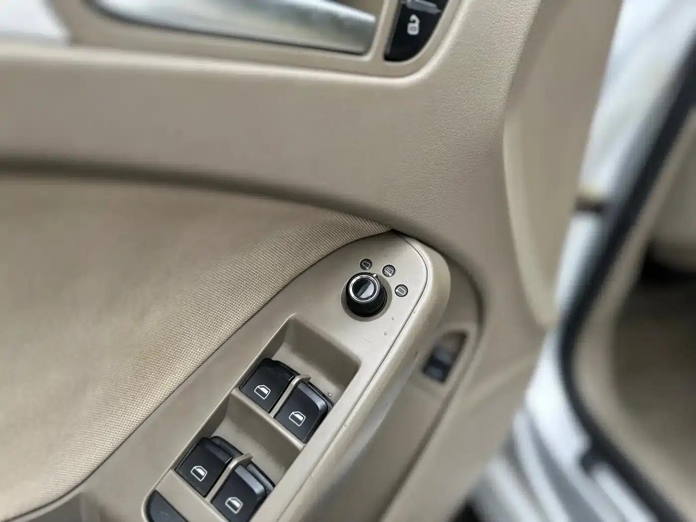 Audi A4L 2011 2.0 TFSI Standard Edition — миниатюра 7