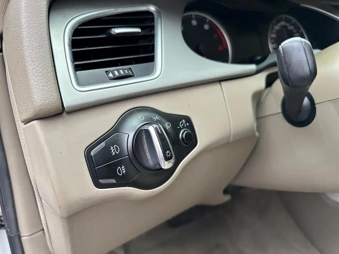 Audi A4L 2011 2.0 TFSI Standard Edition — миниатюра 8