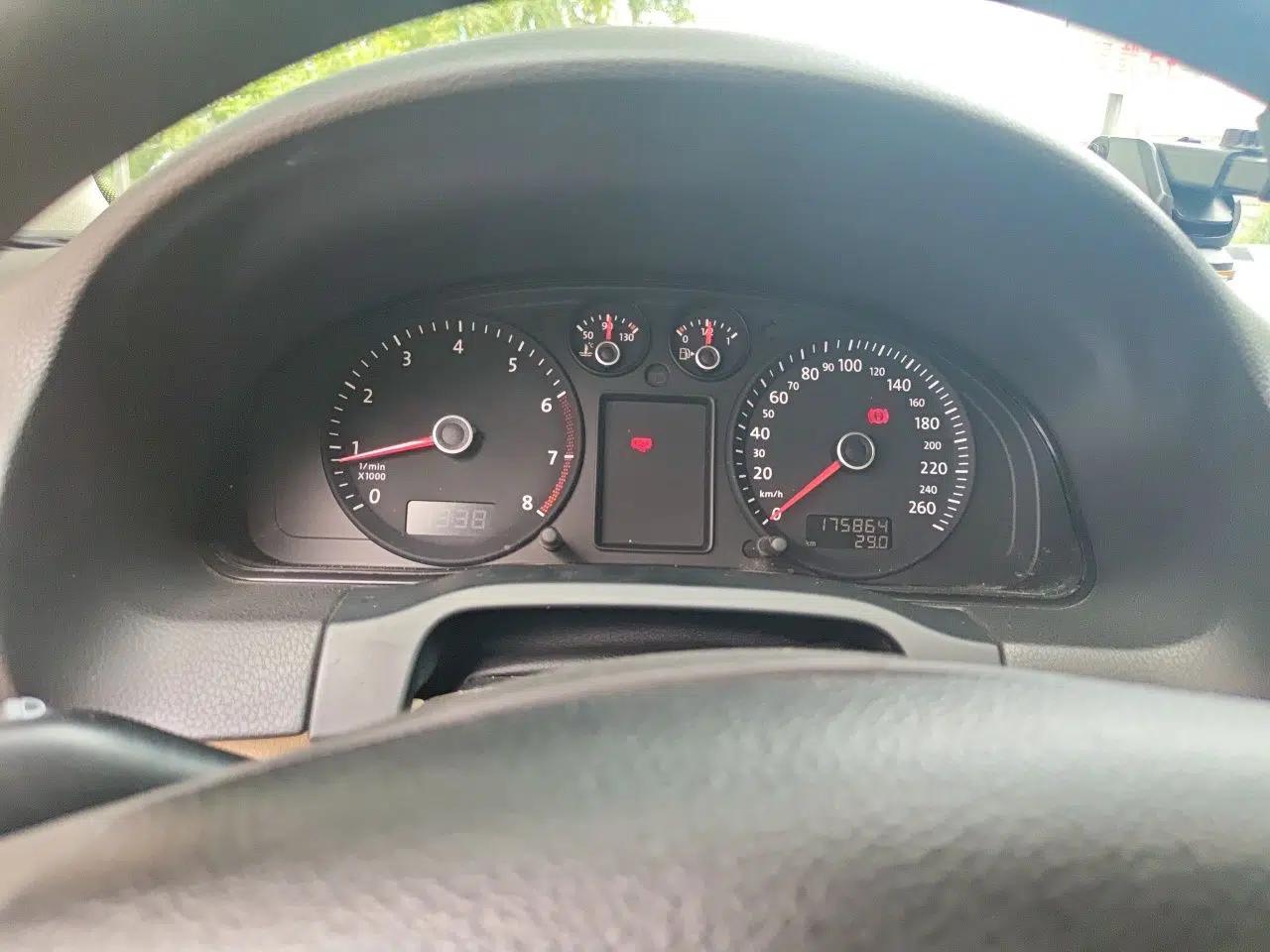 Volkswagen Passat 2011 1.8T Manual Luxury Model — миниатюра 11