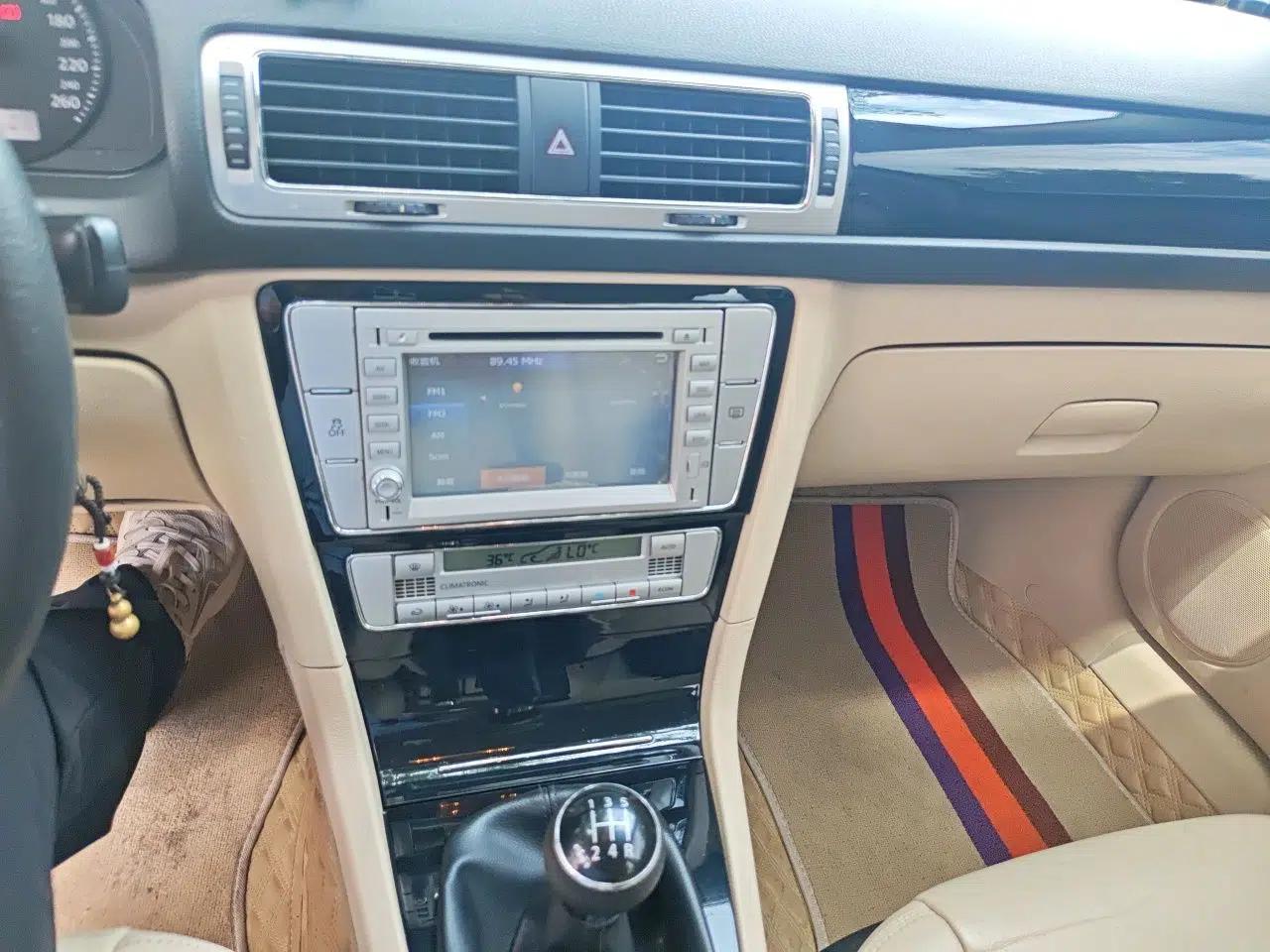 Volkswagen Passat 2011 1.8T Manual Luxury Model — миниатюра 13