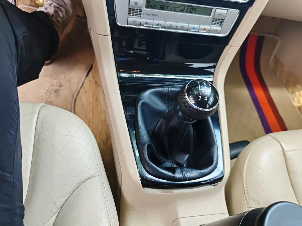 Volkswagen Passat 2011 1.8T Manual Luxury Model — миниатюра 14
