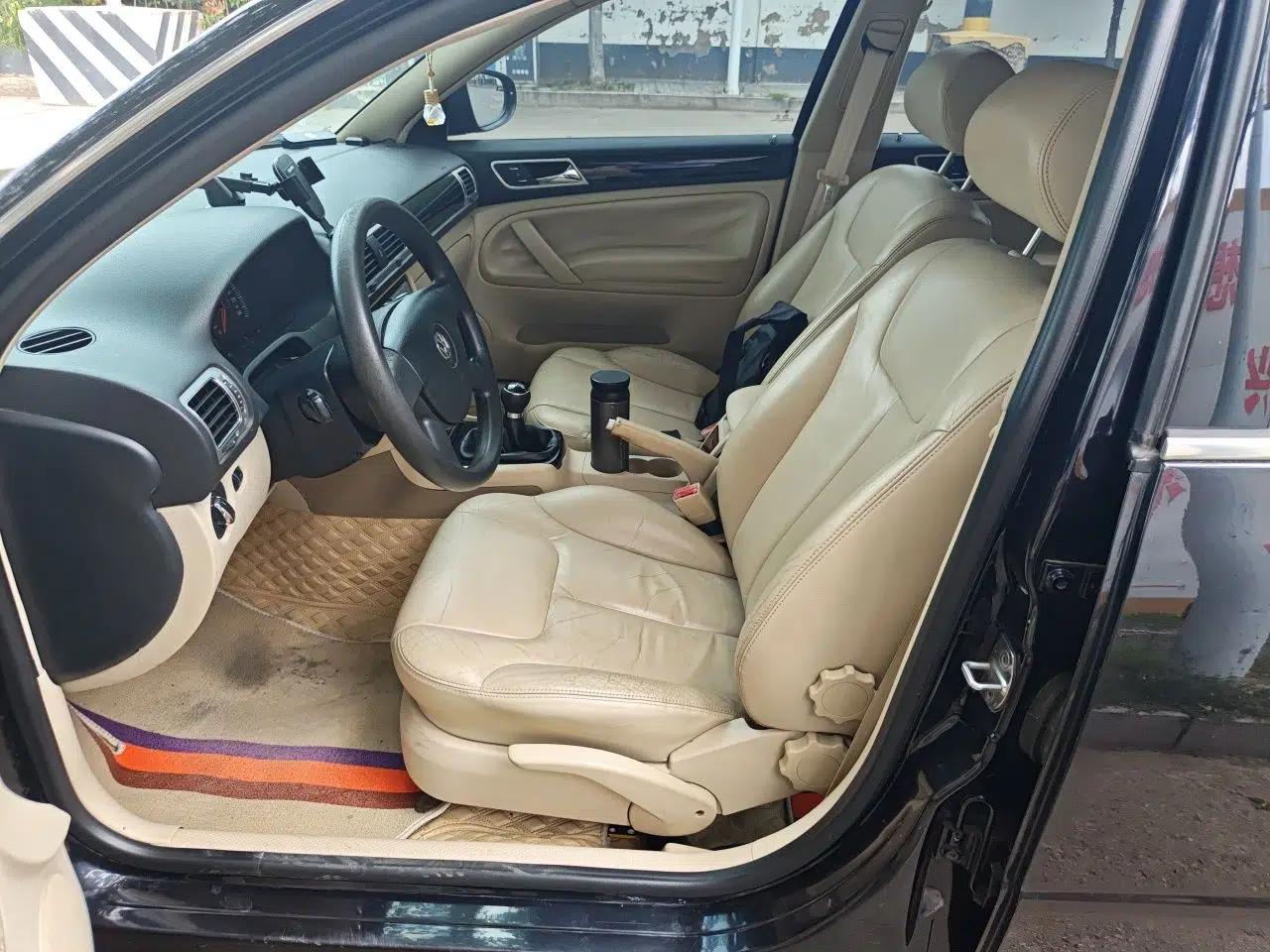Volkswagen Passat 2011 1.8T Manual Luxury Model — миниатюра 15