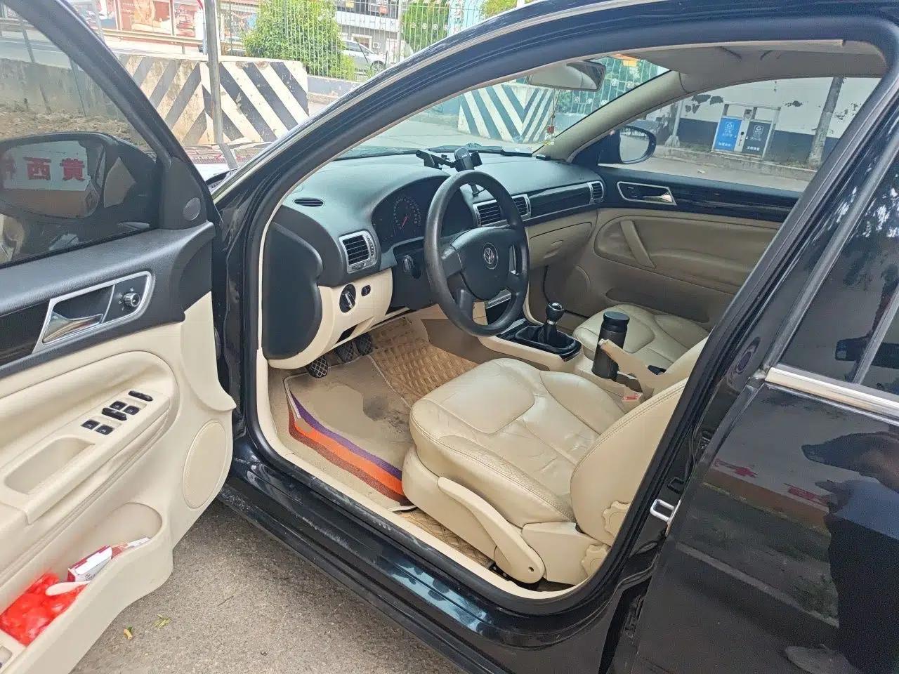 Volkswagen Passat 2011 1.8T Manual Luxury Model — миниатюра 16