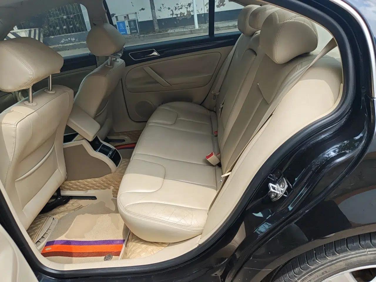 Volkswagen Passat 2011 1.8T Manual Luxury Model — миниатюра 17