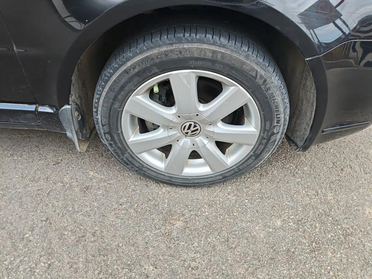 Volkswagen Passat 2011 1.8T Manual Luxury Model — миниатюра 8