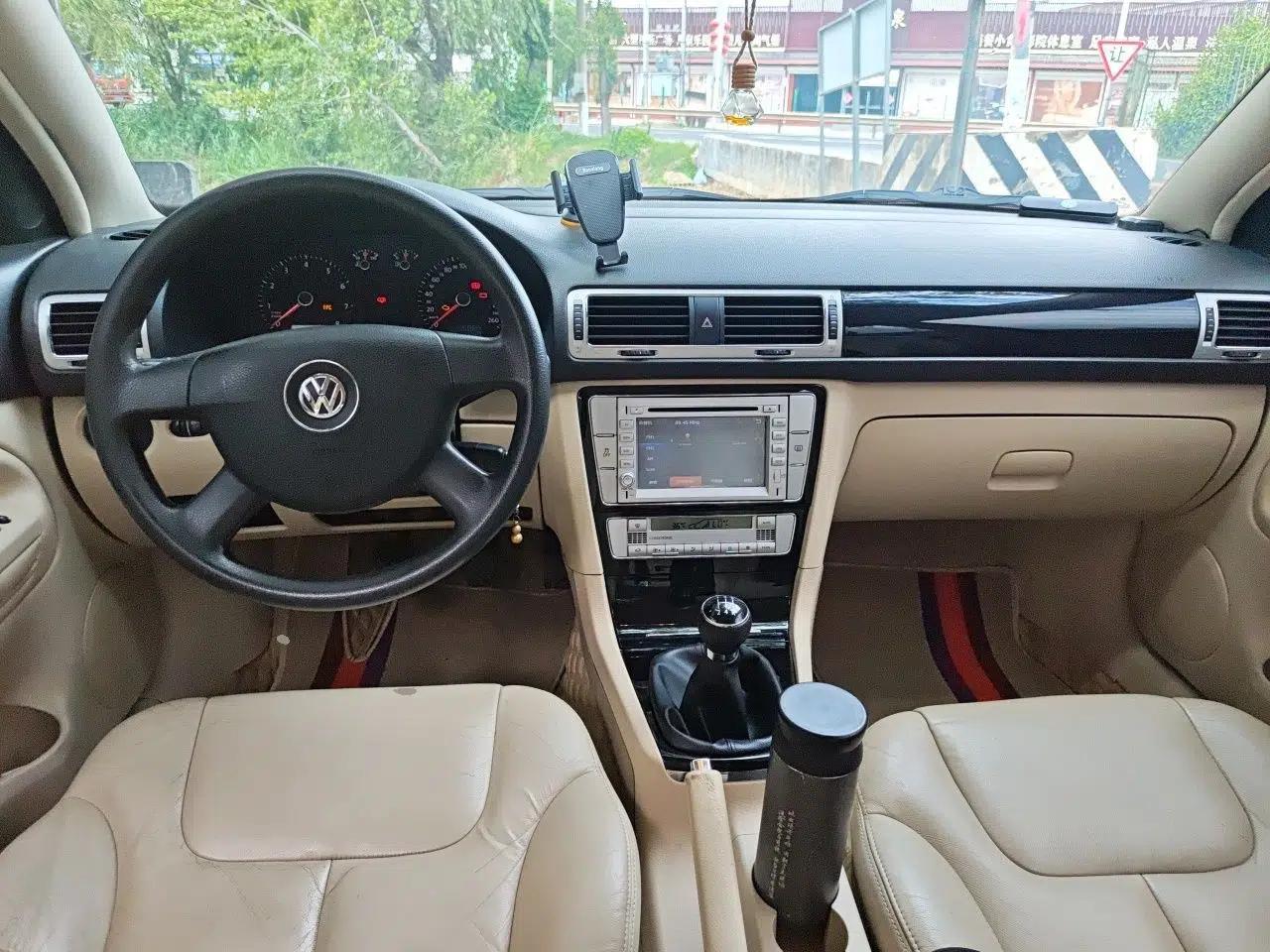 Volkswagen Passat 2011 1.8T Manual Luxury Model — миниатюра 9