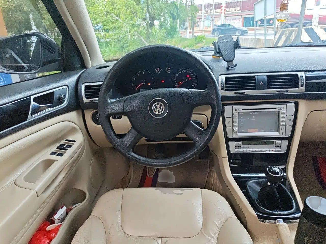 Volkswagen Passat 2011 1.8T Manual Luxury Model — миниатюра 10