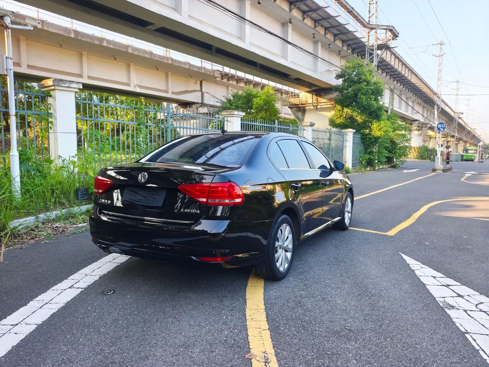 Volkswagen Lavida 2015 1.6L Automatic Comfort Edition — миниатюра 18