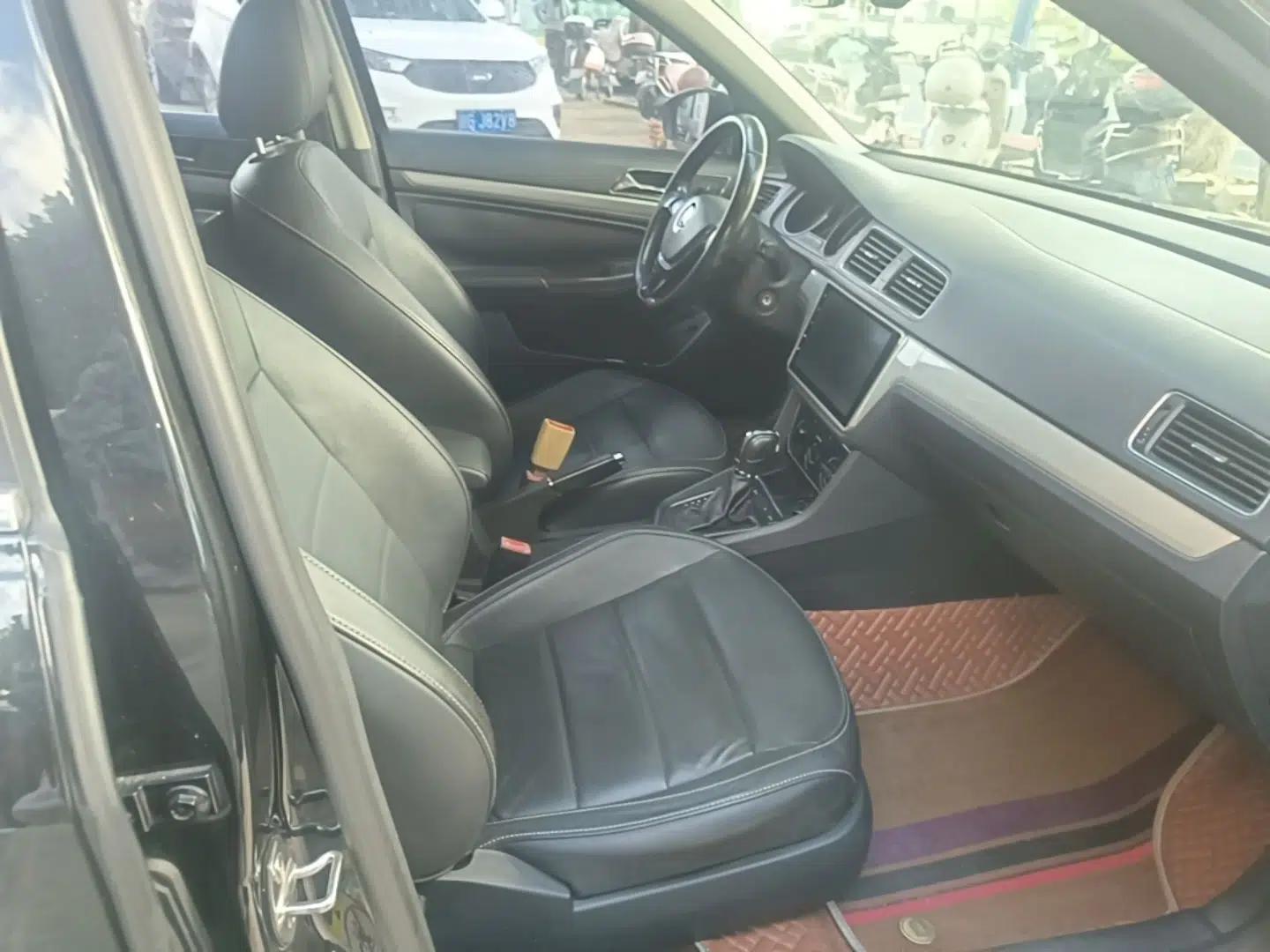 Volkswagen Lavida 2015 1.6L Automatic Comfort Edition — миниатюра 28