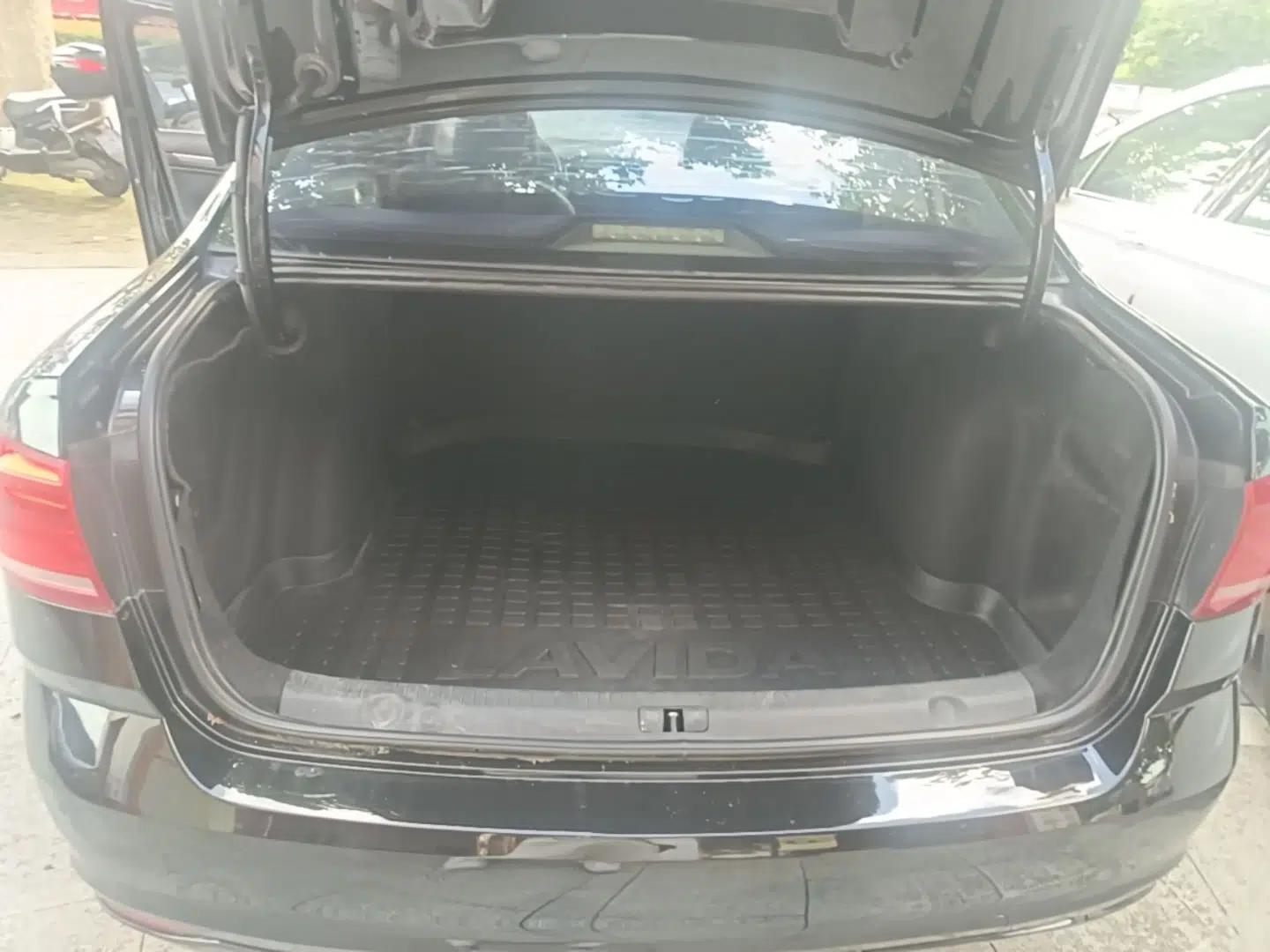 Volkswagen Lavida 2015 1.6L Automatic Comfort Edition — миниатюра 31
