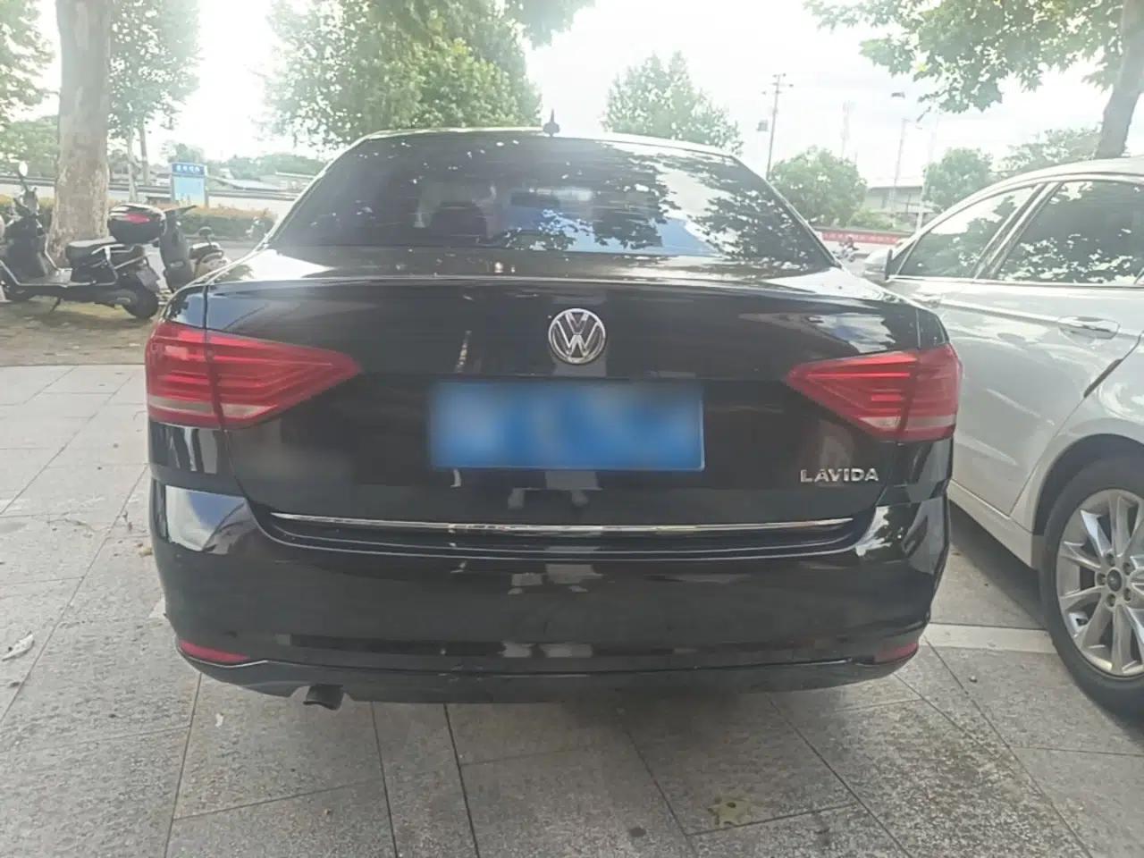 Volkswagen Lavida 2015 1.6L Automatic Comfort Edition — миниатюра 5
