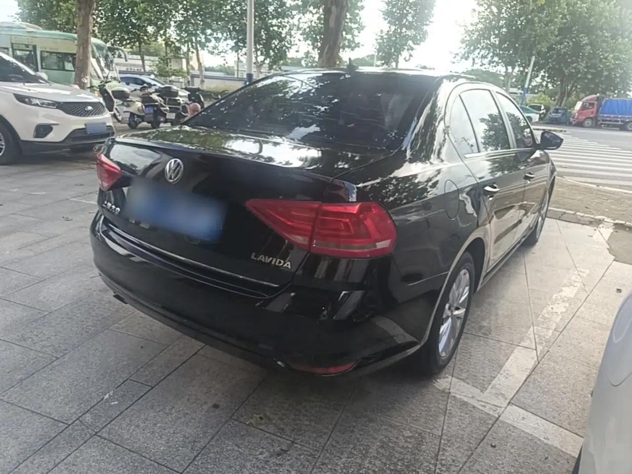 Volkswagen Lavida 2015 1.6L Automatic Comfort Edition — миниатюра 6