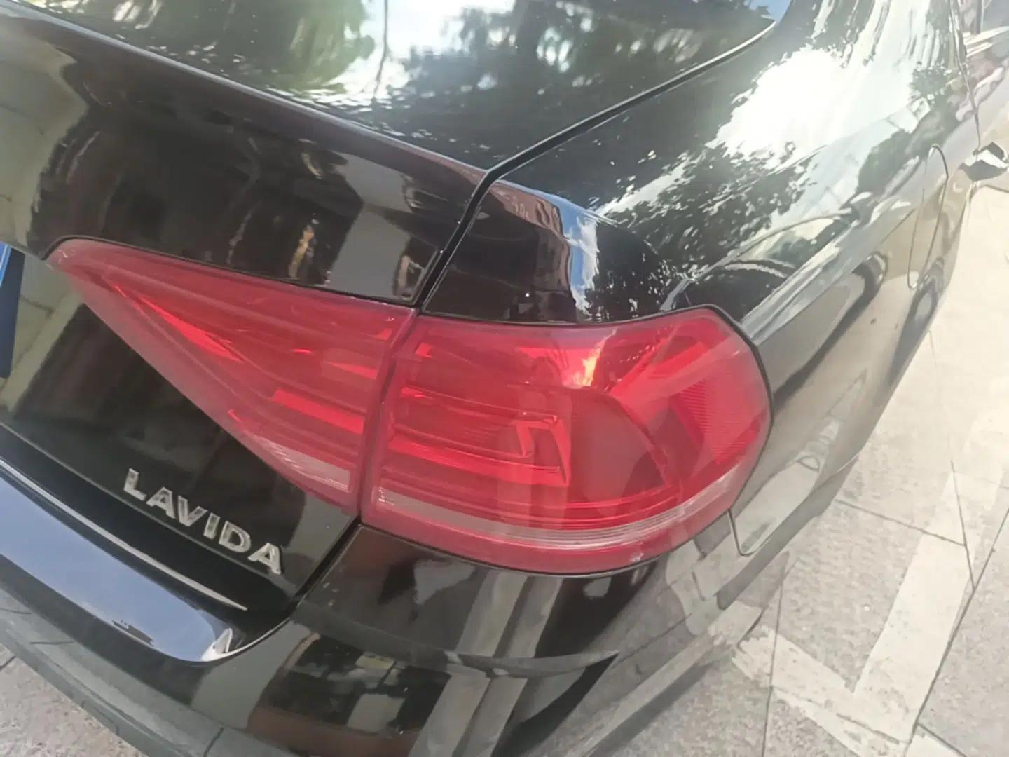 Volkswagen Lavida 2015 1.6L Automatic Comfort Edition — миниатюра 9