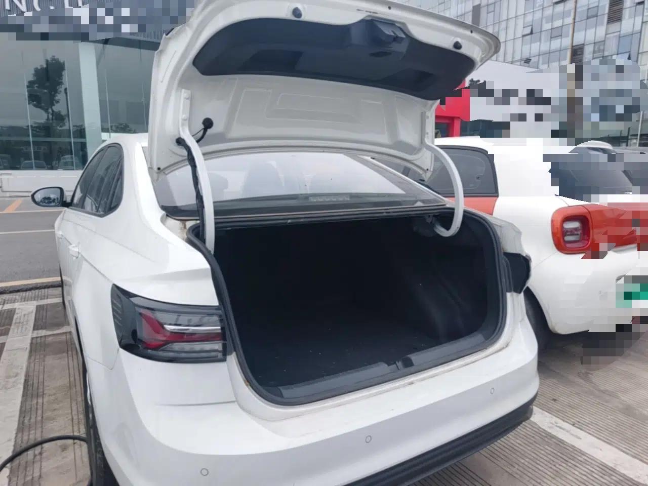 Volkswagen Lavida 2023 New Sharp 1.5L Automatic Custom Edition — миниатюра 22