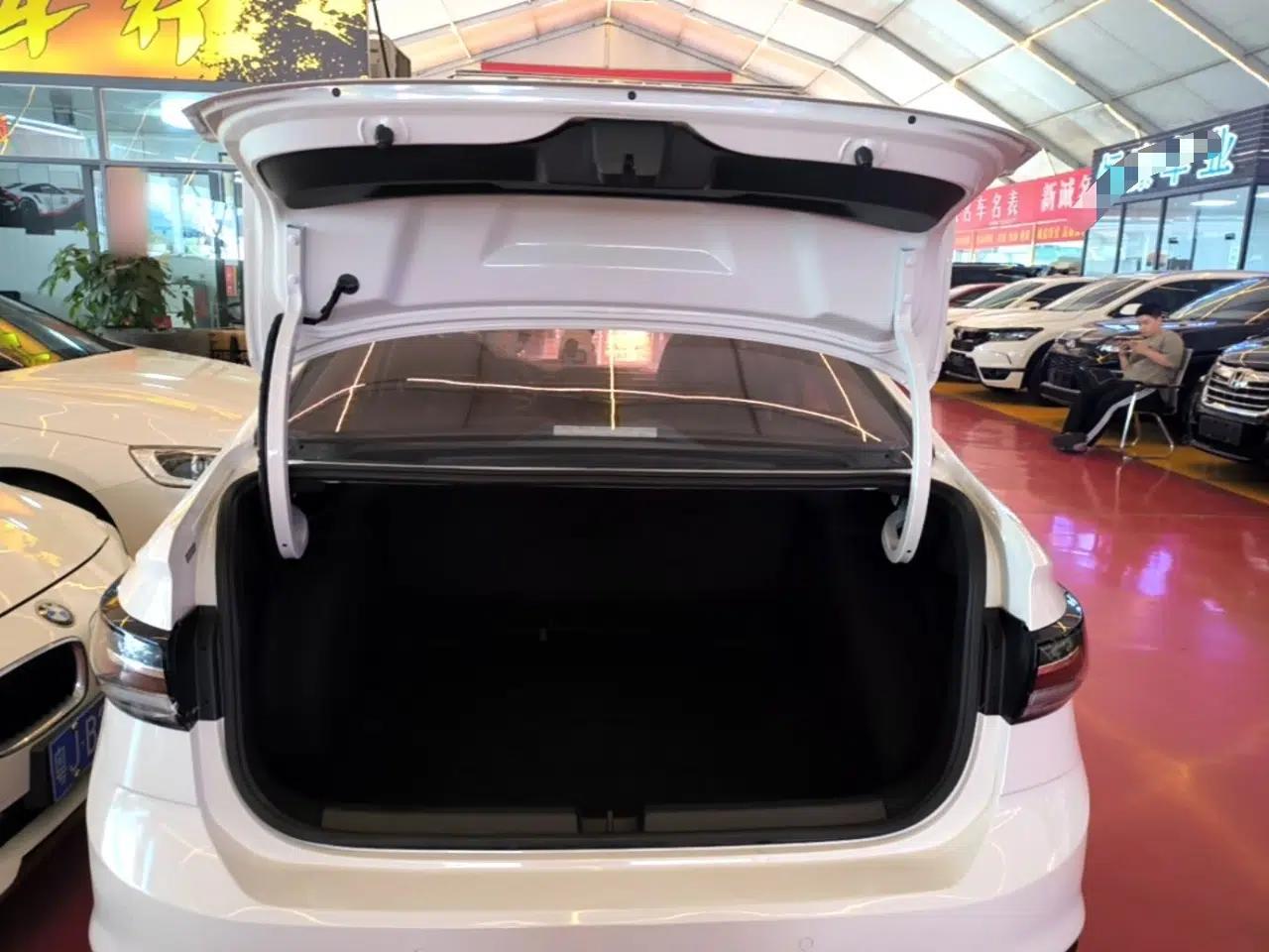 Volkswagen Lavida 2023 New Rui 1.5L Automatic New Yi Edition — миниатюра 27