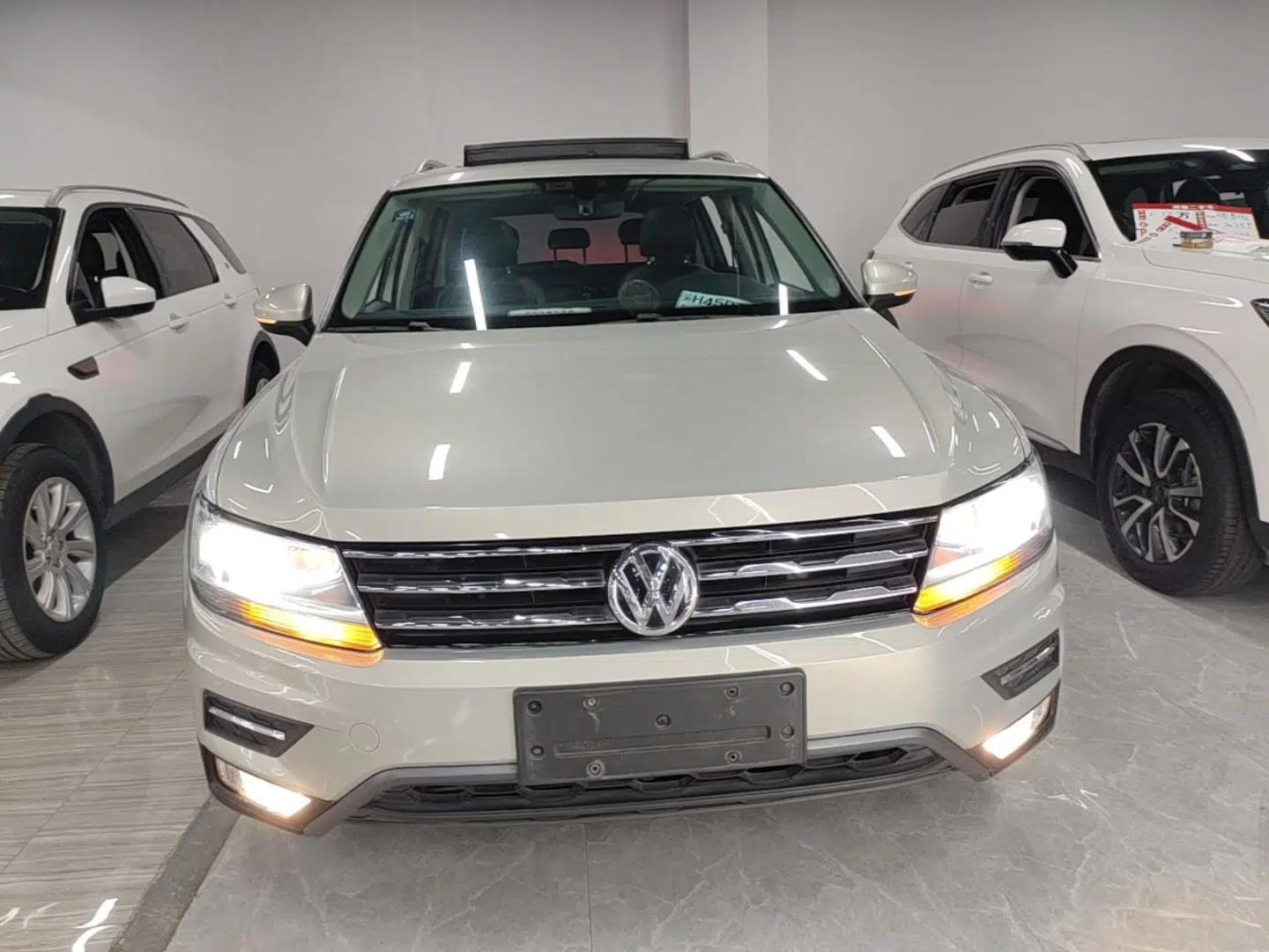 Volkswagen Tiguan L 2017 330TSI Automatic Two-Wheel Drive Luxury Edition — миниатюра 2