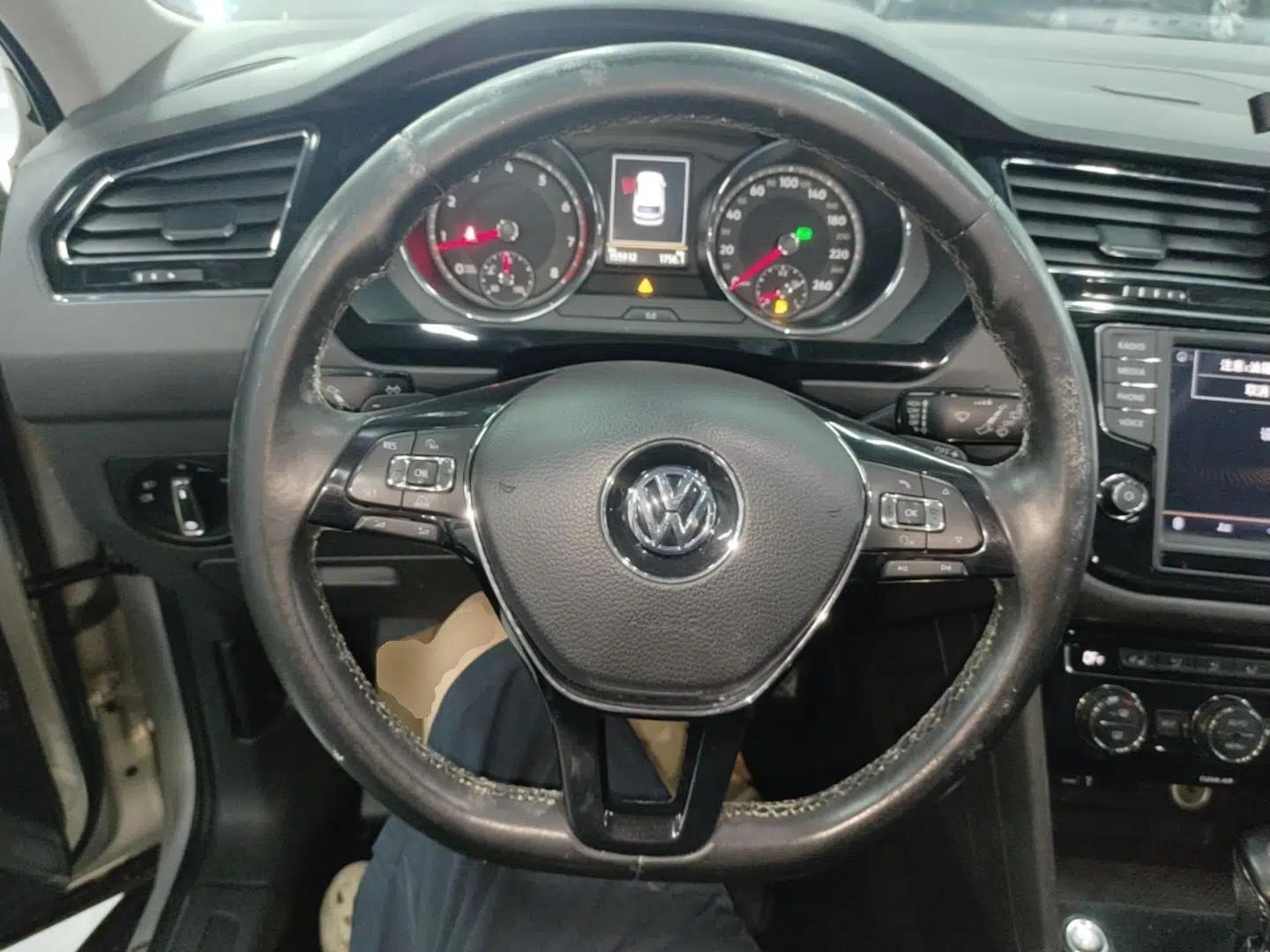 Volkswagen Tiguan L 2017 330TSI Automatic Two-Wheel Drive Luxury Edition — миниатюра 13