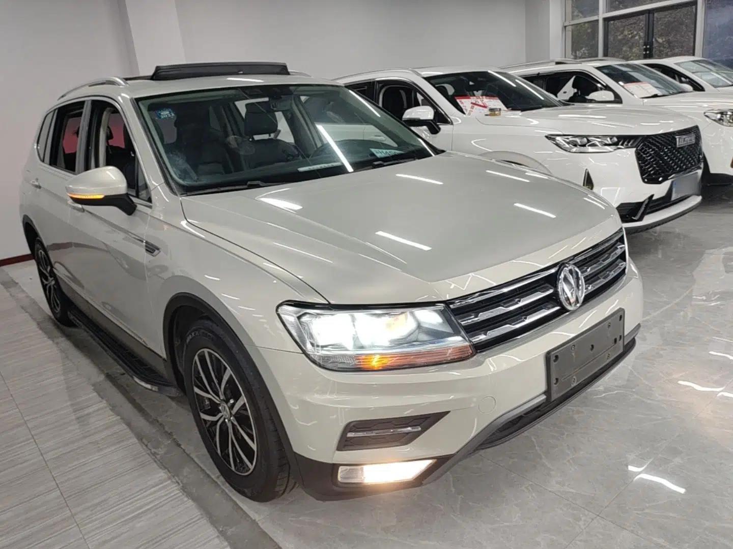 Volkswagen Tiguan L 2017 330TSI Automatic Two-Wheel Drive Luxury Edition — миниатюра 3