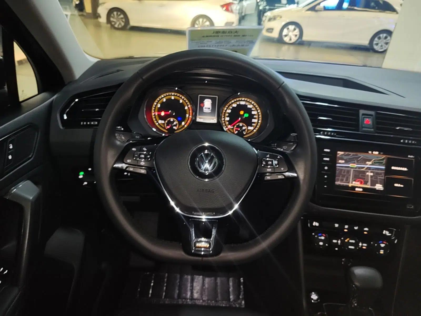 Volkswagen Tiguan L 2020 330TSI Automatic Two-Wheel Drive Panoramic Comfort Edition China VI Standard — миниатюра 18