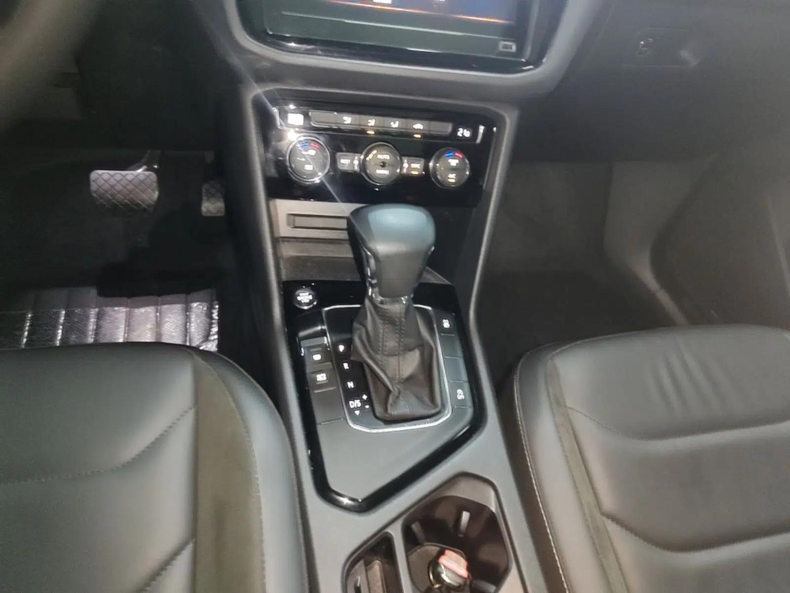 Volkswagen Tiguan L 2020 330TSI Automatic Two-Wheel Drive Panoramic Comfort Edition China VI Standard — миниатюра 22