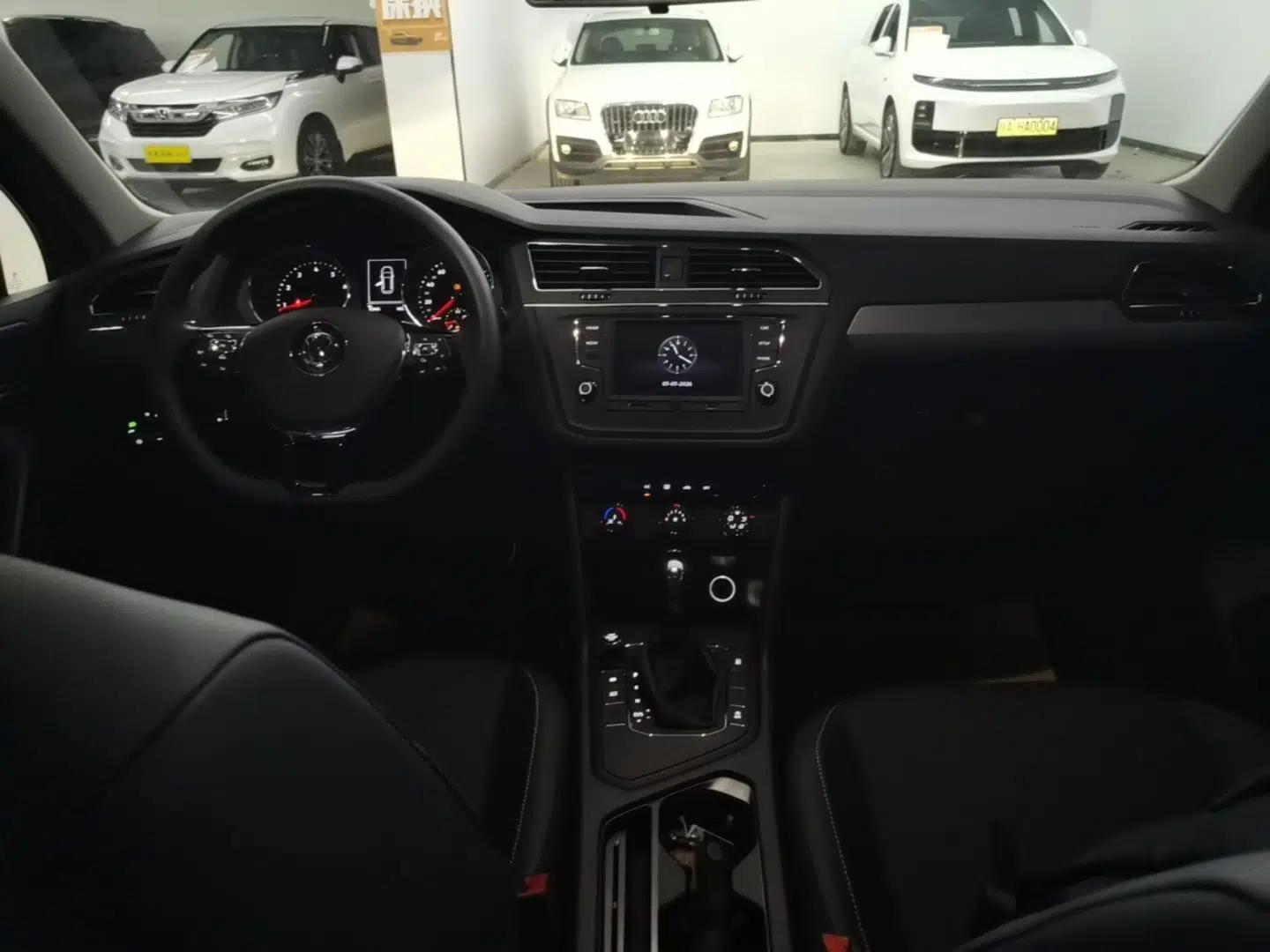 Volkswagen Tiguan L 2018 330TSI Automatic Two-Wheel Drive Luxury Edition — миниатюра 12
