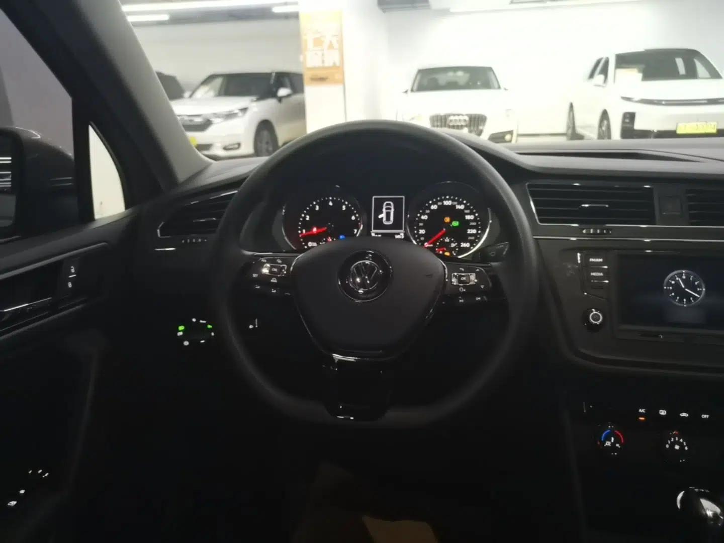 Volkswagen Tiguan L 2018 330TSI Automatic Two-Wheel Drive Luxury Edition — миниатюра 13