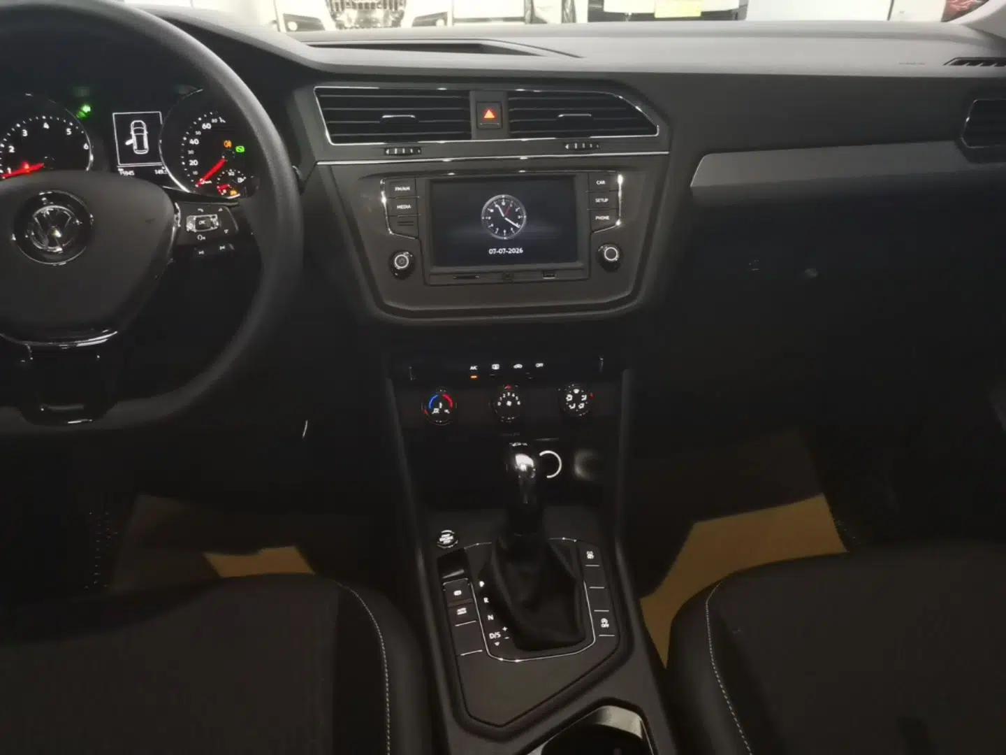 Volkswagen Tiguan L 2018 330TSI Automatic Two-Wheel Drive Luxury Edition — миниатюра 15