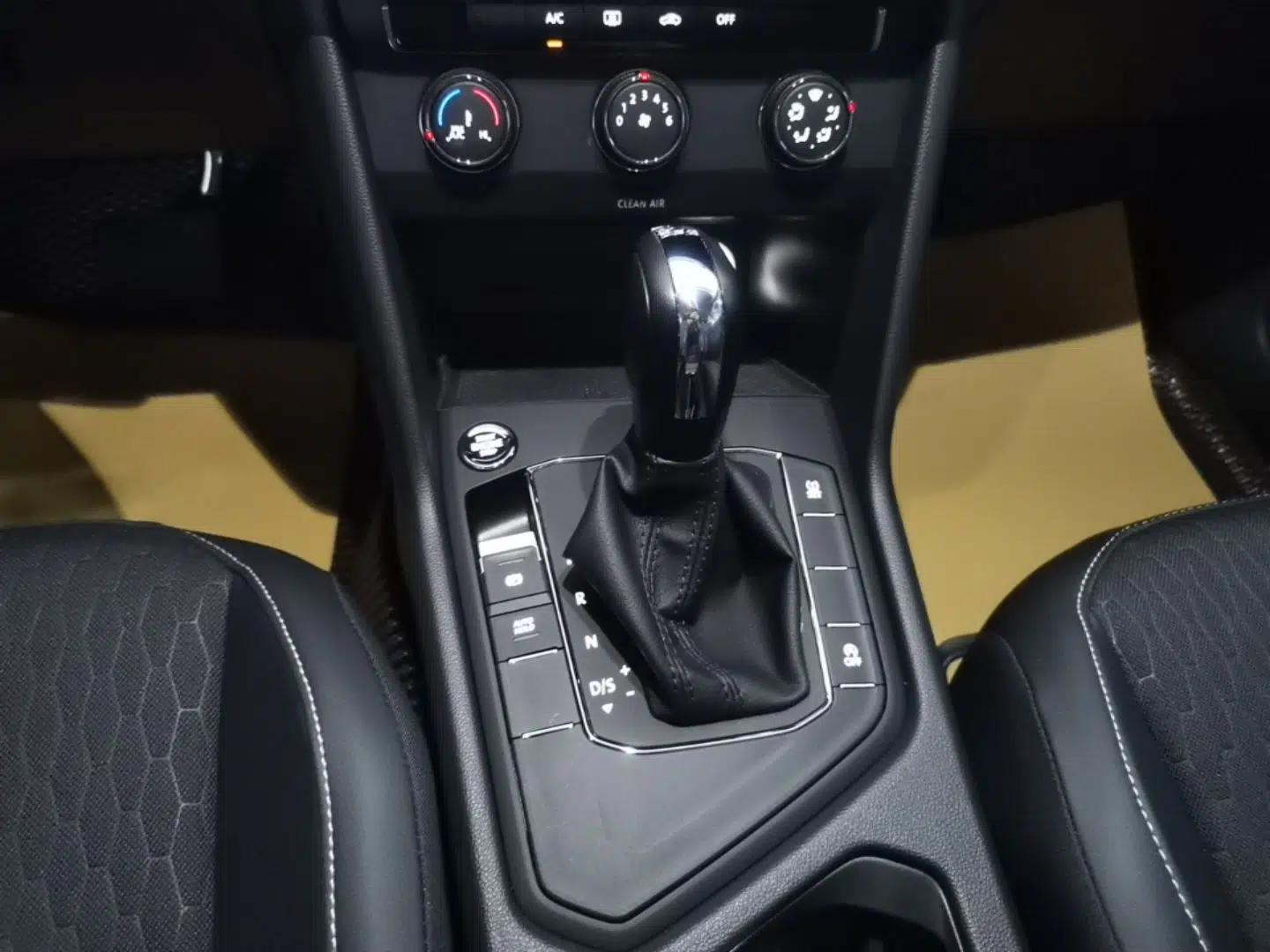 Volkswagen Tiguan L 2018 330TSI Automatic Two-Wheel Drive Luxury Edition — миниатюра 16