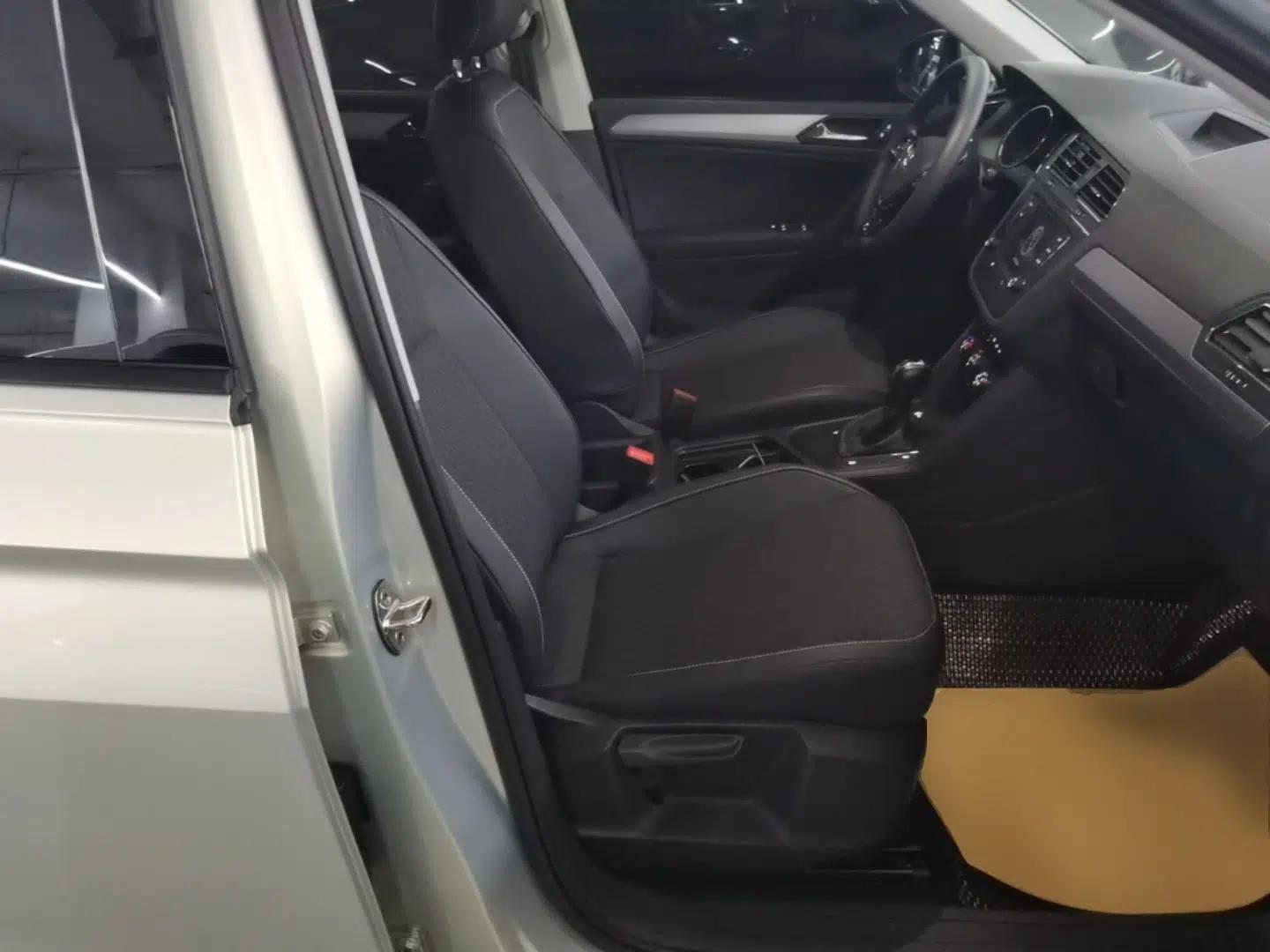 Volkswagen Tiguan L 2018 330TSI Automatic Two-Wheel Drive Luxury Edition — миниатюра 19