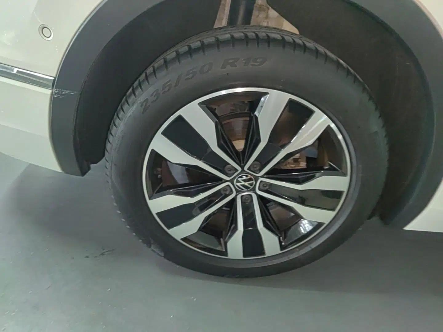 Volkswagen Tiguan L 2022 330TSI Automatic Two-Wheel Drive R-Line Enhanced Edition — миниатюра 11