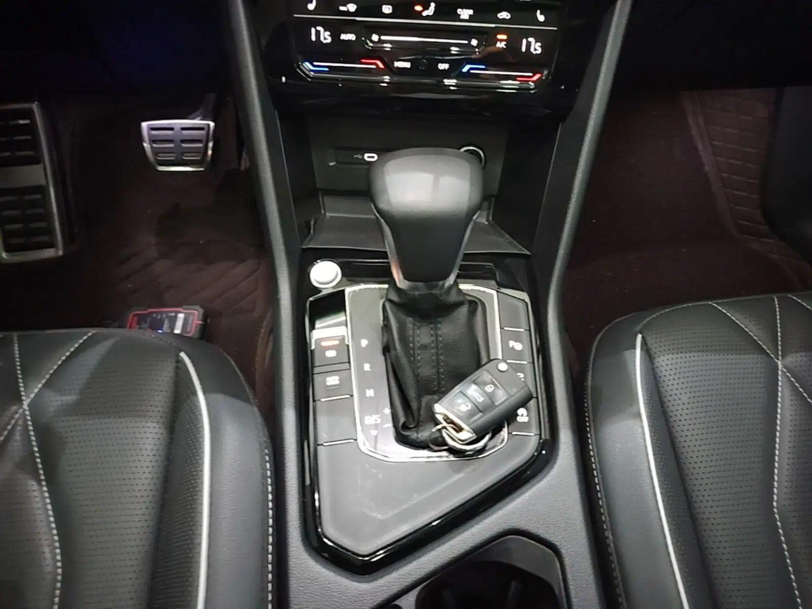 Volkswagen Tiguan L 2022 330TSI Automatic Two-Wheel Drive R-Line Enhanced Edition — миниатюра 16