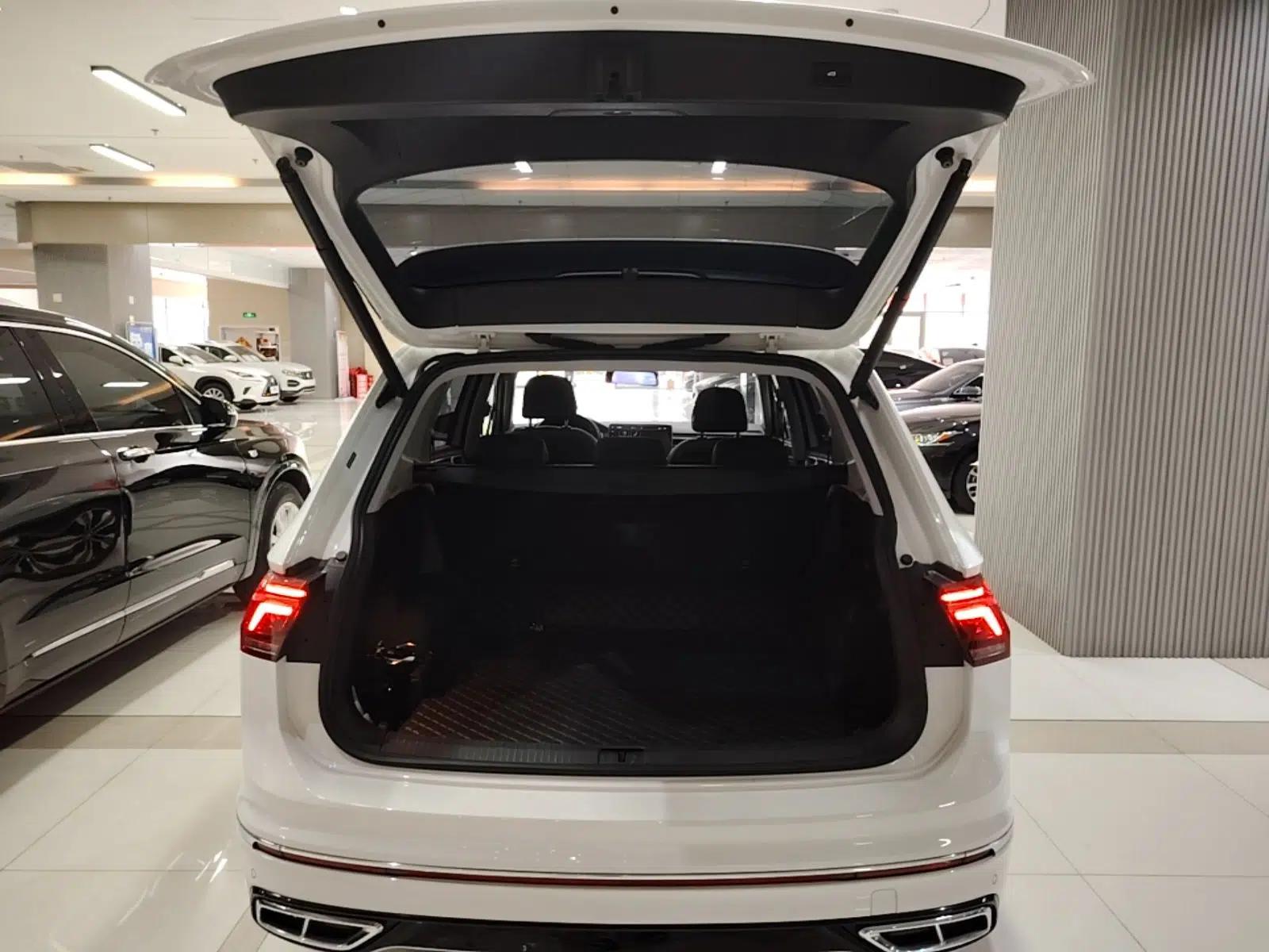 Volkswagen Tiguan L 2022 330TSI Automatic Two-Wheel Drive R-Line Enhanced Edition — миниатюра 22