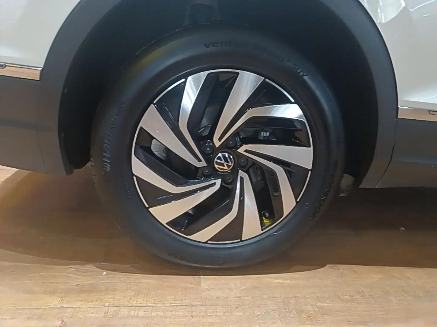 Volkswagen Tiguan L 2022 330TSI Automatic Two-Wheel Drive Smart Edition — миниатюра 11