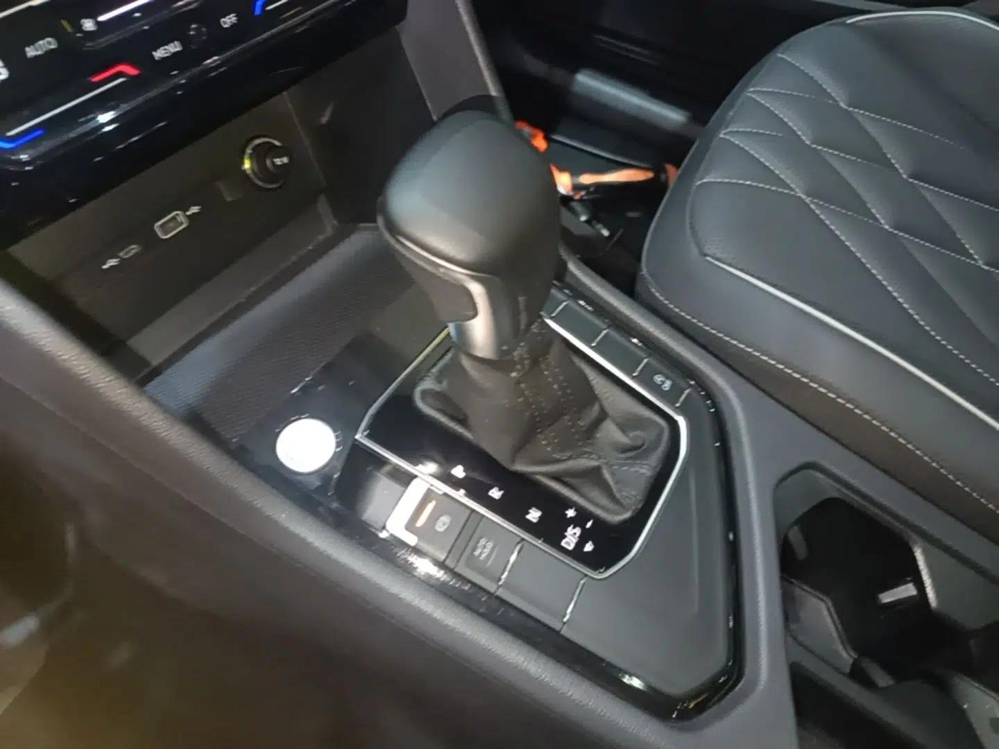 Volkswagen Tiguan L 2022 330TSI Automatic Two-Wheel Drive Smart Edition — миниатюра 16