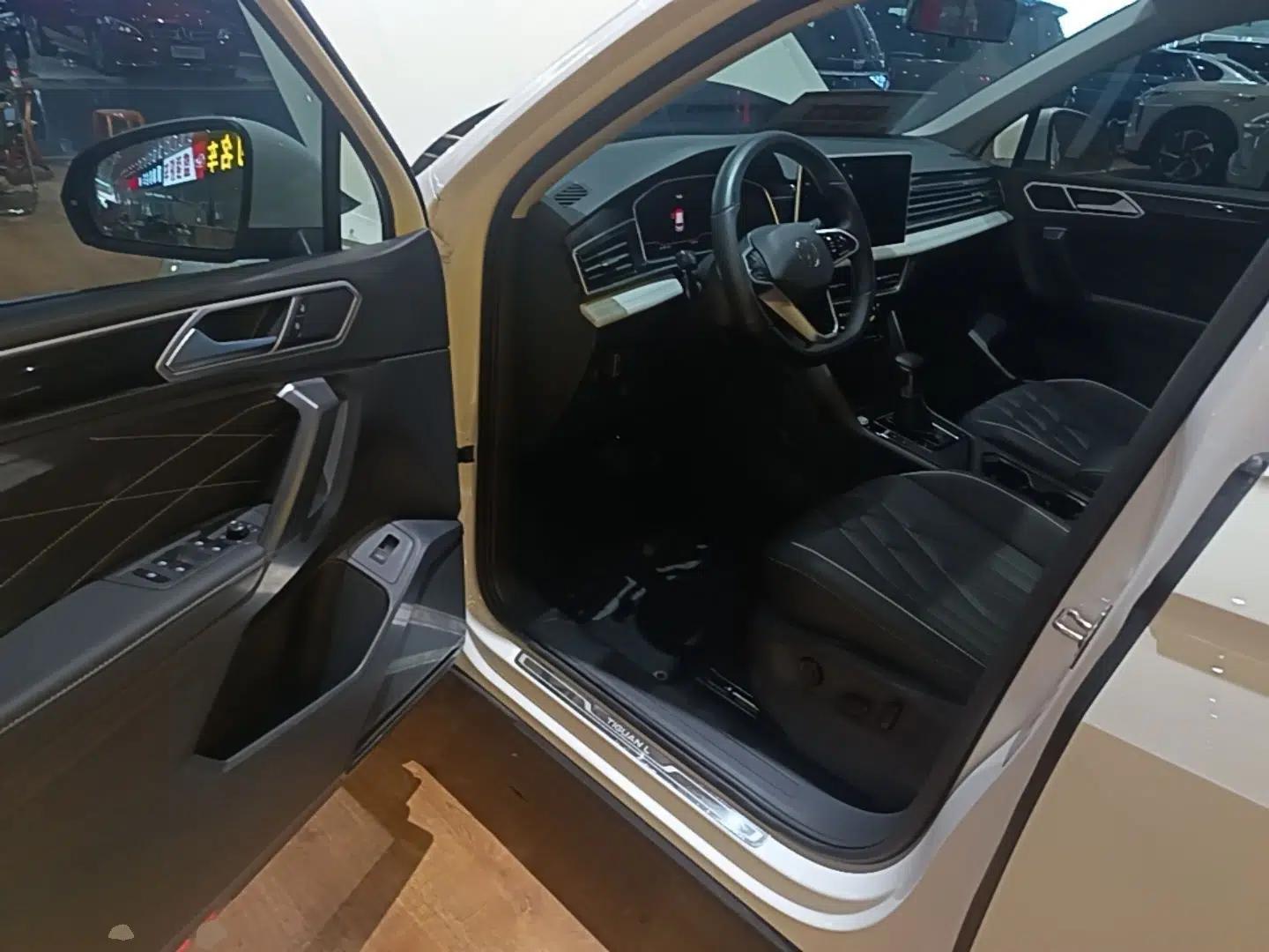 Volkswagen Tiguan L 2022 330TSI Automatic Two-Wheel Drive Smart Edition — миниатюра 18