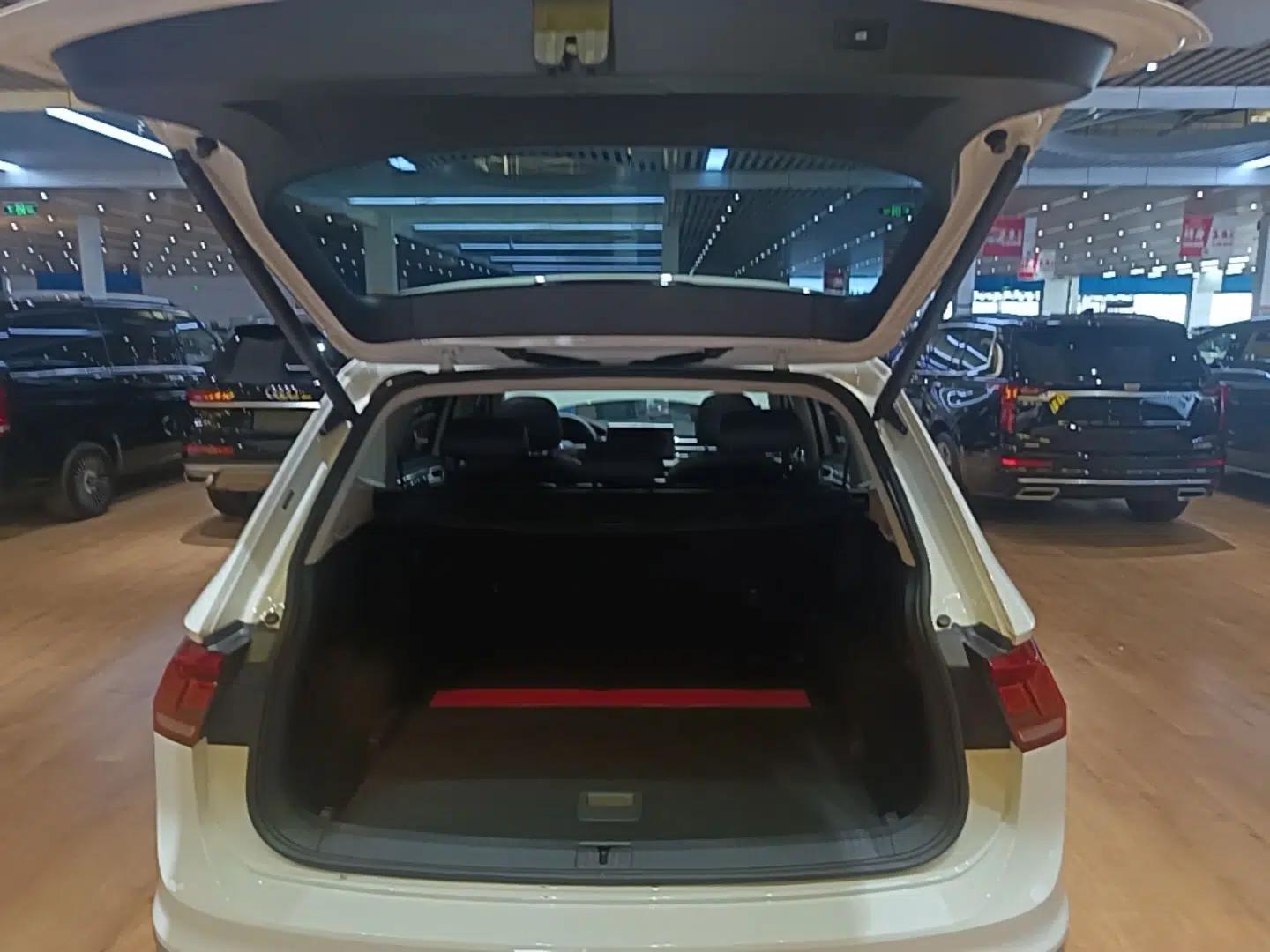 Volkswagen Tiguan L 2022 330TSI Automatic Two-Wheel Drive Smart Edition — миниатюра 22