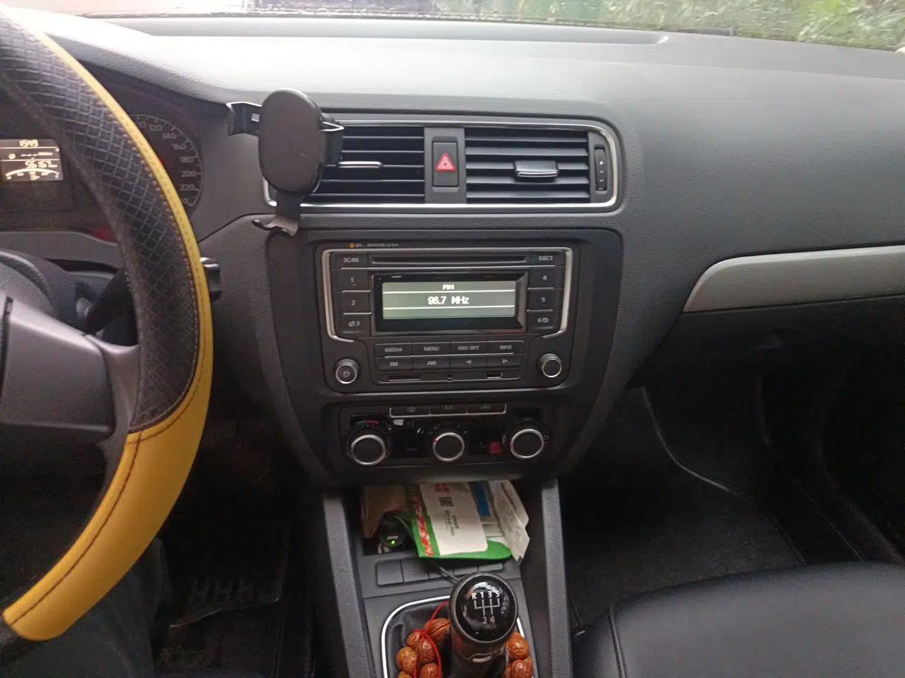 Volkswagen Sagitar 2014 1.6L Manual Comfort Model — миниатюра 13