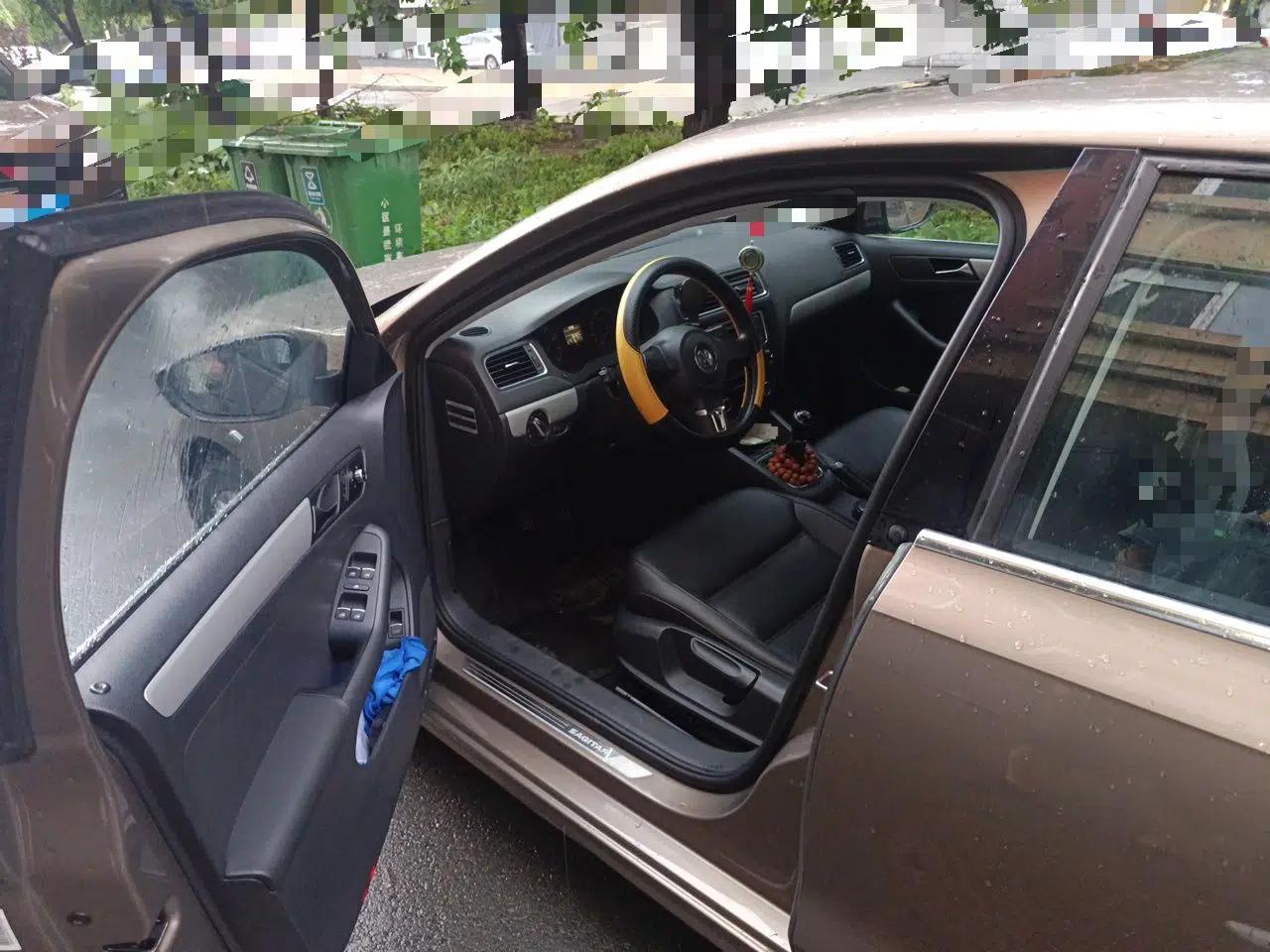 Volkswagen Sagitar 2014 1.6L Manual Comfort Model — миниатюра 16