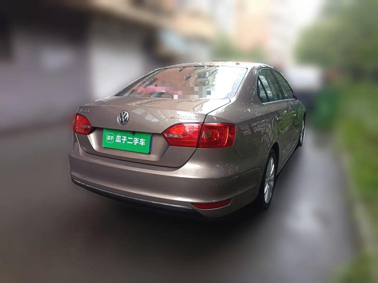 Volkswagen Sagitar 2014 1.6L Manual Comfort Model — миниатюра 6