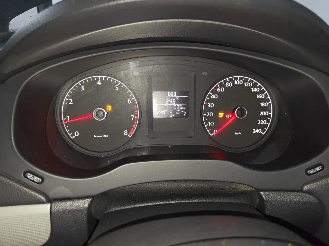 Volkswagen Sagitar 2014 1.6L Manual Comfort Model — миниатюра 11