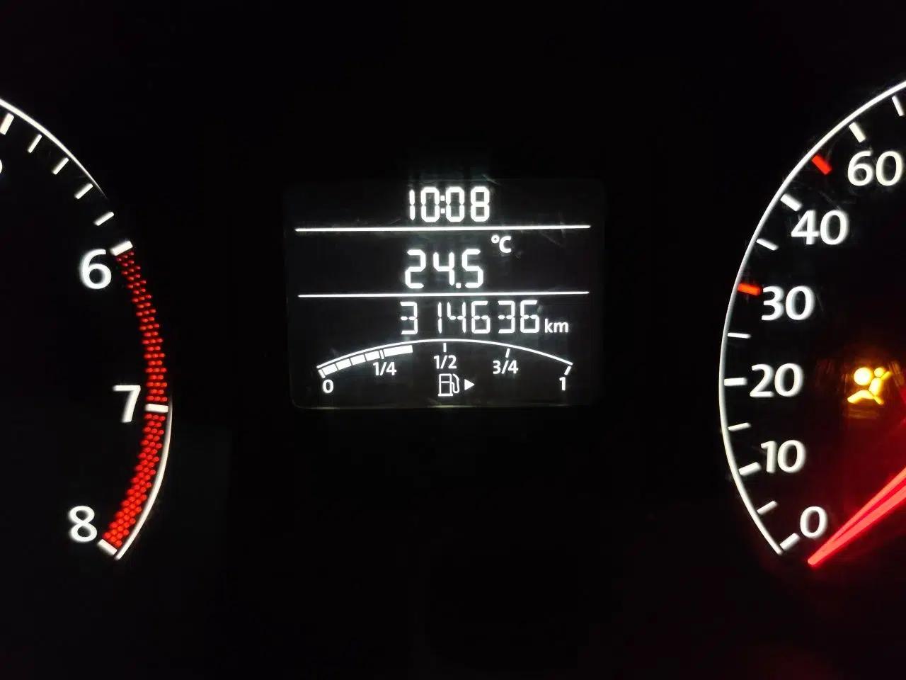 Volkswagen Sagitar 2014 1.6L Manual Comfort Model — миниатюра 12