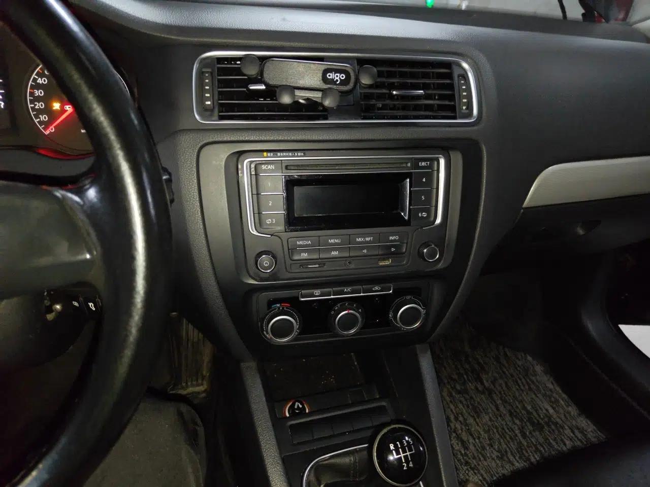 Volkswagen Sagitar 2014 1.6L Manual Comfort Model — миниатюра 13