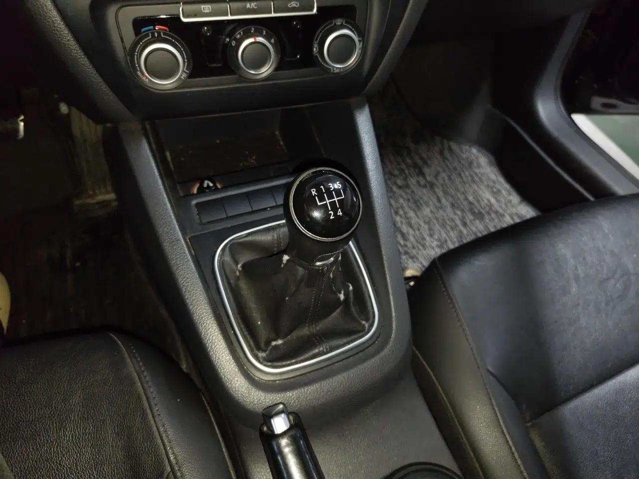Volkswagen Sagitar 2014 1.6L Manual Comfort Model — миниатюра 14