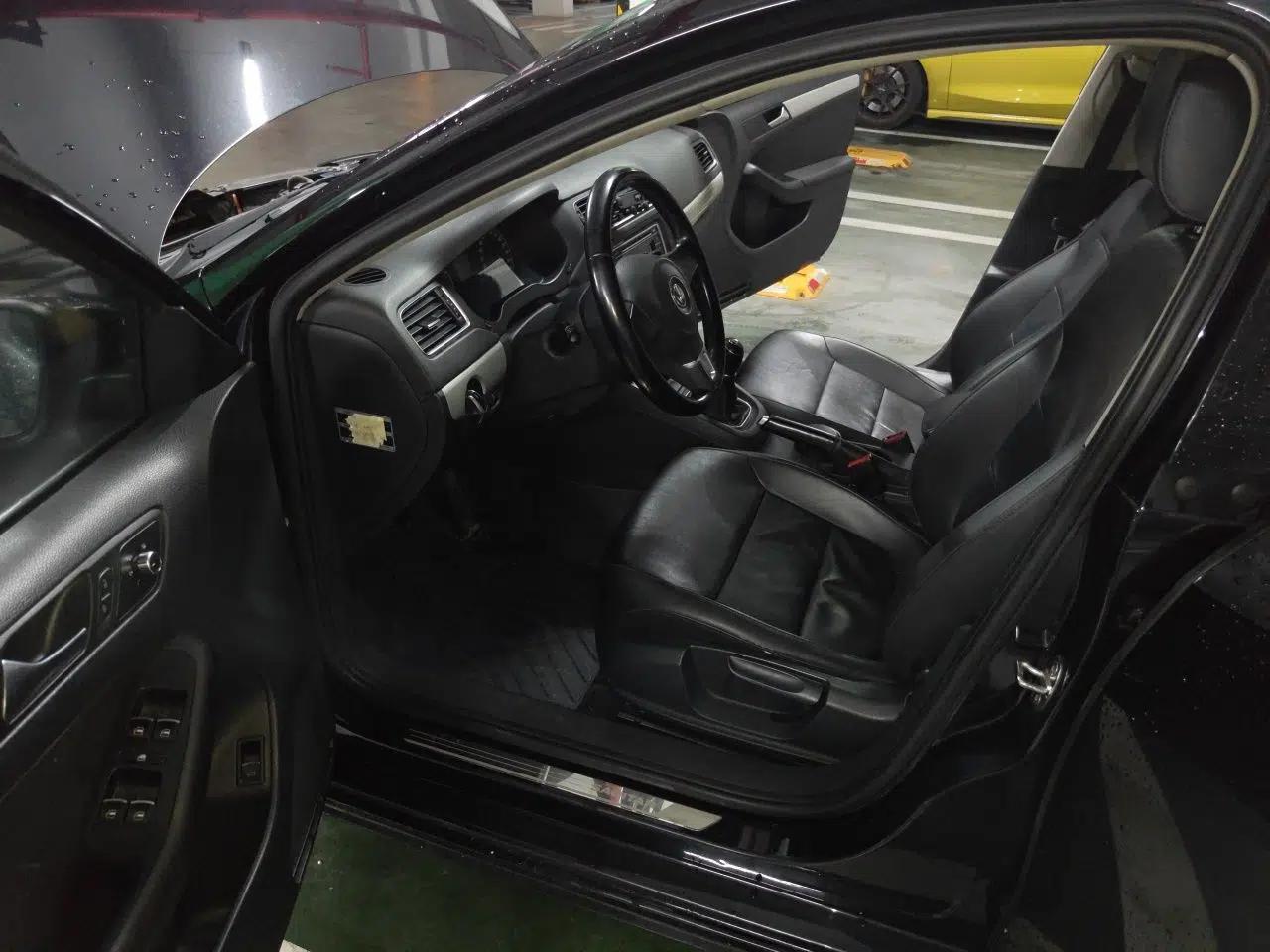 Volkswagen Sagitar 2014 1.6L Manual Comfort Model — миниатюра 16